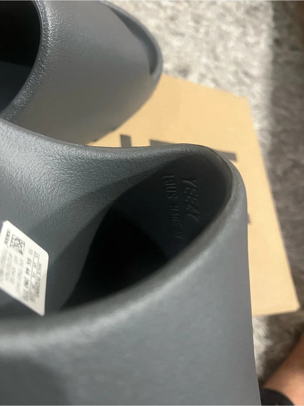 Yeezy slide size 10 granite - Picture 6 of 10